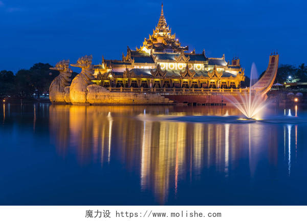 湖上的金色宫殿黄昏时分缅甸仰光缅甸旅游